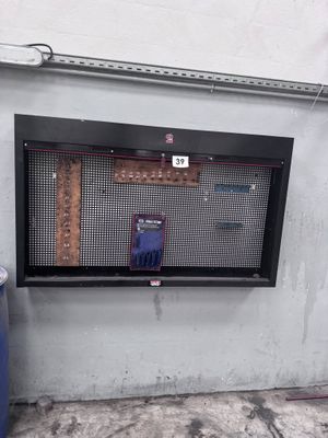 une photo d'une borne d'incendie sur laquelle est posé un gant bleu