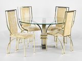une table en verre avec quatre chaises et un plateau en verre