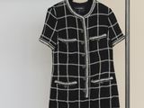 une robe noire et blanche suspendue à un cintre dans une pièce