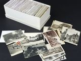 un assortiment de vieilles photographies en noir et blanc dans une boîte posée sur une table