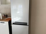 un réfrigérateur et un lave-vaisselle dans une petite cuisine