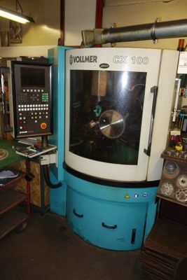 une machine qui se trouve à l'intérieur d'un bâtiment
