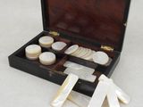 une boîte contenant un grand nombre d'objets différents