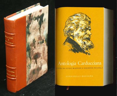 Deux livres sont posés l'un à côté de l'autre sur une surface noire.