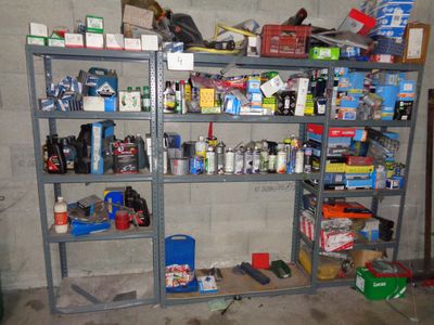 de nombreux objets sur les étagères du garage