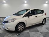 La Nissan Versa blanche est garée dans une salle blanche.
