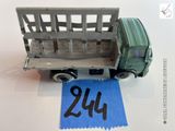 un camion miniature posé sur une table