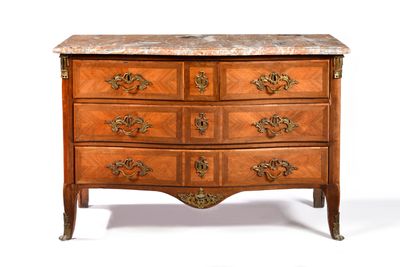 une commode à dessus en marbre avec un dessus en marbre