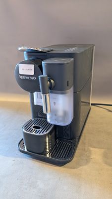 une machine à café posée sur une table