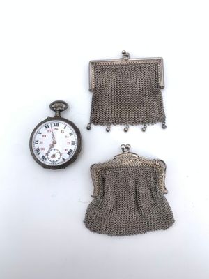 deux sacs à main et une montre de poche posés sur une surface blanche