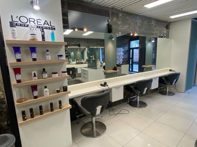 une photo d'un salon avec de nombreux fauteuils