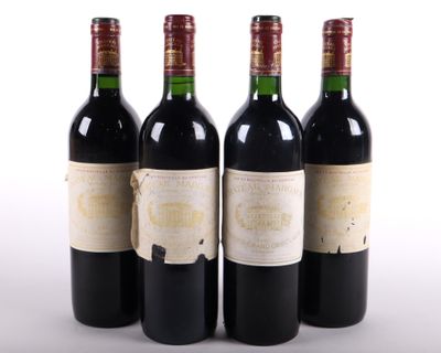 trois bouteilles de vin rouge sont alignées sur une surface blanche