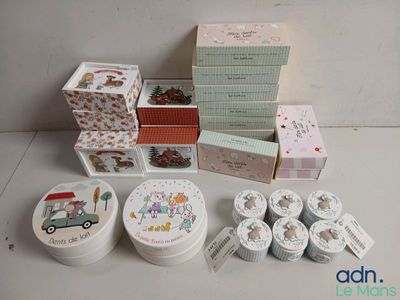 beaucoup de boîtes et de récipients posés sur une table