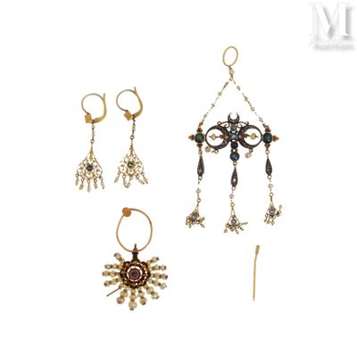 Trois paires de boucles d'oreilles sont présentées sur un fond blanc