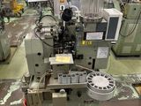 une machine placée au milieu d'une pièce