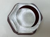 un bol en verre décoré, posé sur une table