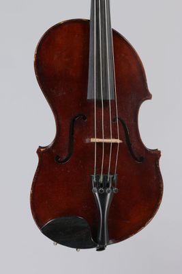 un vieux violon dont l'archet pend au niveau du manche