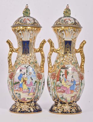 Bayeux Paire de vases couverts aux chinois en porcelaine à d…