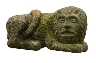 une statue en pierre représentant un homme allongé sur le sol