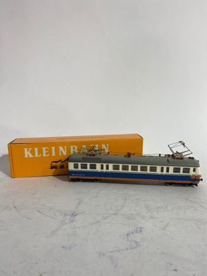 Une image représentant un petit train en jouet se trouve à côté d'une boîte