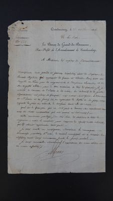 un gros plan d'un morceau de papier sur lequel on a écrit