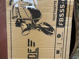 une boîte sur laquelle est représentée une moto posée sur un canapé
