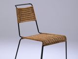 une image d'une chaise en osier et en métal