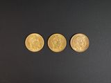 trois types différents de pièces d'or sur un fond noir