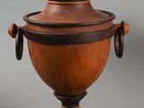 paire d'urnes en bois munies d'anses et d'un socle en bois