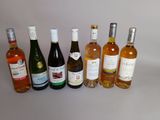 plusieurs bouteilles de vin sont alignées sur une table