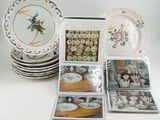 plusieurs assiettes empilées les unes sur les autres