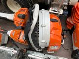 de nombreux outils de toutes sortes qui traînent par terre
