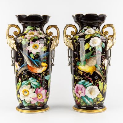 paire de vases noirs et dorés ornés de motifs représentant des oiseaux et des fleurs