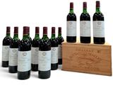 six bouteilles de vin rouge dans une caisse en bois sur fond blanc