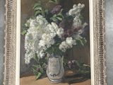 tableau représentant des fleurs blanches et violettes dans un vase posé sur une table