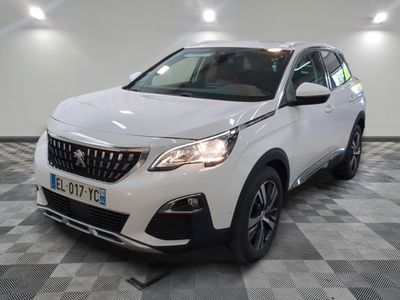 la voiture blanche est garée dans le garage sur un sol en damier