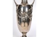 un vase en argent posé sur une table