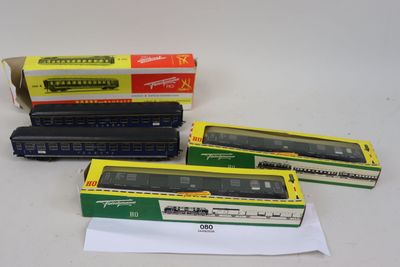 trois wagons en carton posés les uns à côté des autres sur une table
