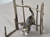 un chat qui joue avec un jouet posé sur la table