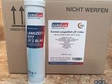 un bidon de liquide posé à côté d'une boîte en carton