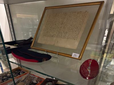 une vitrine en verre contenant de nombreux objets