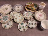 de nombreuses assiettes et tasses posées sur une table