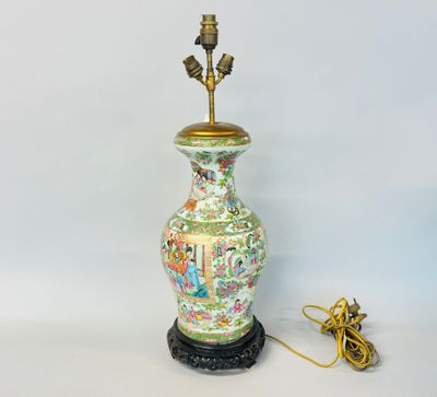 une lampe posée à côté d'une autre lampe sur une table