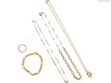 plusieurs types de colliers et de bracelets posés sur un fond blanc