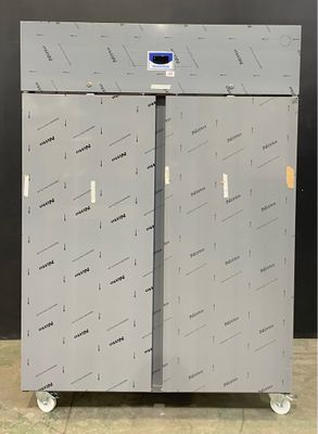 une image représentant une armoire métallique surmontée d'une lumière bleue