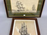 deux photos de bateaux encadrées, exposées dans un cadre en bois