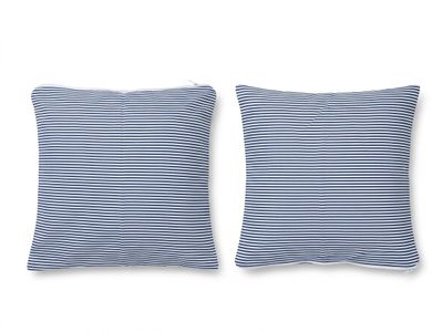 une paire de coussins rayés bleus et blancs sur fond blanc