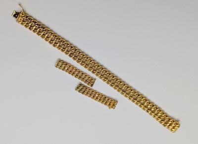 un gros plan sur un bracelet à chaîne en or et une paire de boucles d'oreilles