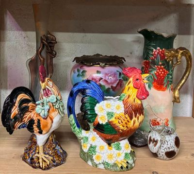 de nombreux vases posés sur une étagère