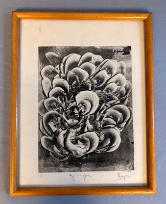 une image représentant un dessin en noir et blanc d'une fleur